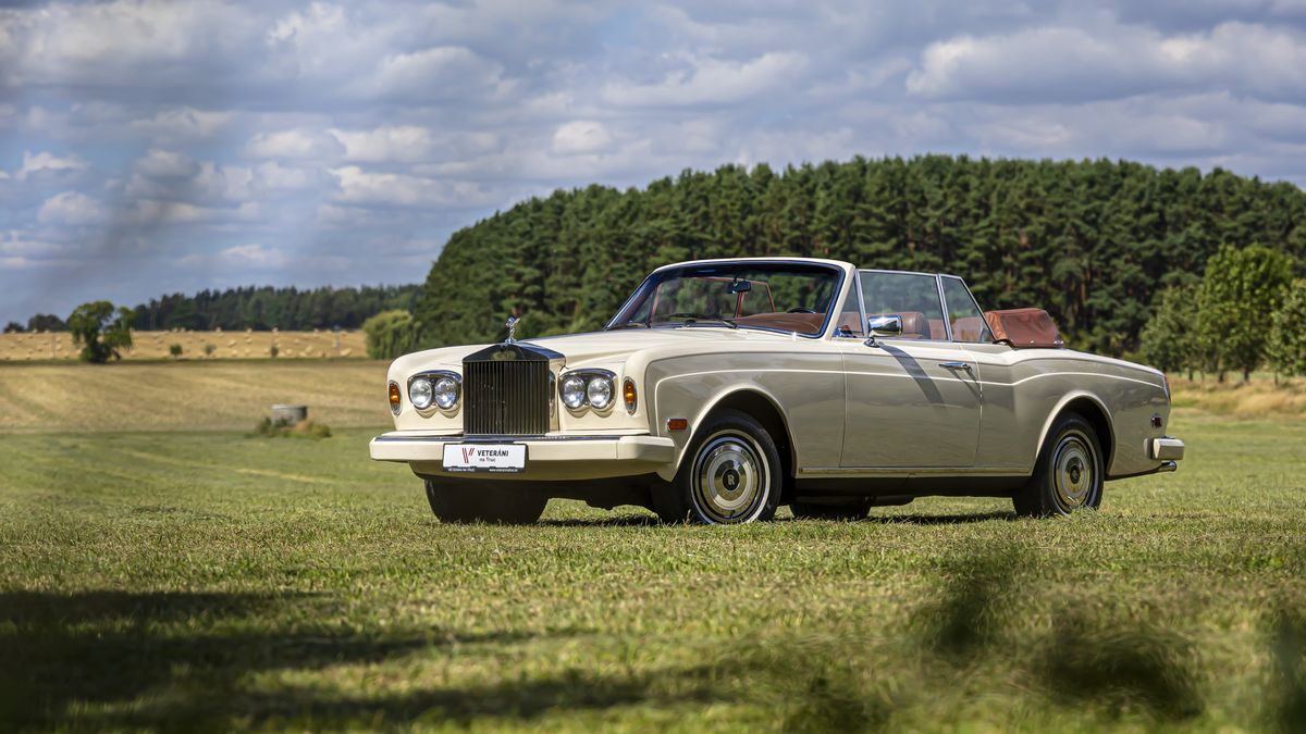 Rolls-Royce Corniche je aristokratický kabriolet, který vás komfortem vysloveně zahrne. A není ani tak drahý